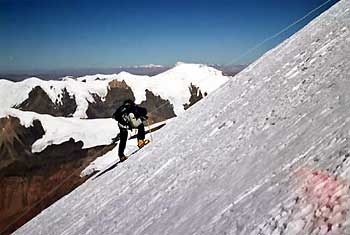 Vincent BERNARD dans les cordes fixes vers 6.800 m