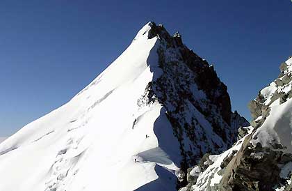 De top van de Weisshorn verdedigd door een gigantische, eindeloze sneeuwgraat